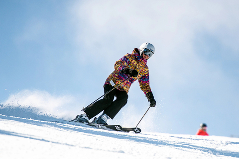 skier carving a turn during advanced ski lessons at stratton mountain resort
