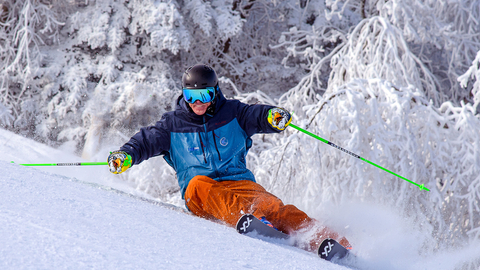 skier carving during swsc masters m1 seasonal ski lessons at stratton