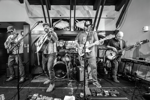 Stratton Mountain Music, Grizzlys, Live Music, Indoor Music, Saints & Liars