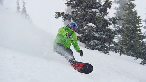 Snowboarder sprays powder
