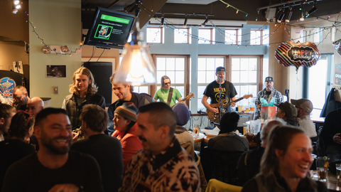 Live music après ski at The Thirsty Squirrel bar at Solitude